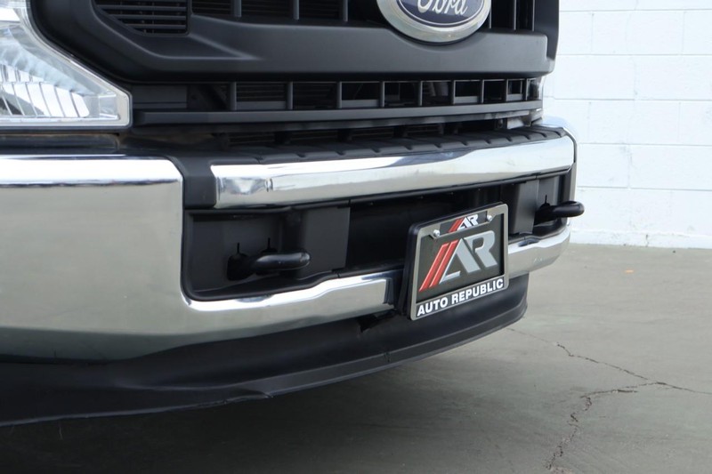 Ford Super Duty F-350 DRW Vehicle Full-screen Gallery Image 03