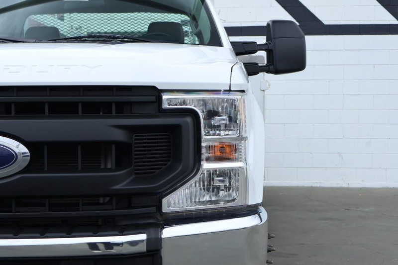 Ford Super Duty F-350 DRW Vehicle Full-screen Gallery Image 05