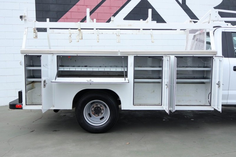 Ford Super Duty F-350 DRW Vehicle Full-screen Gallery Image 08