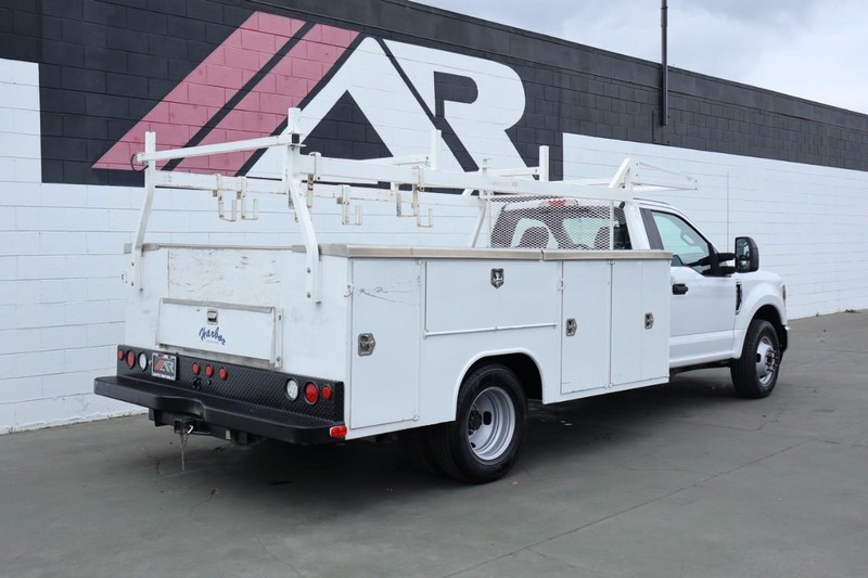 Ford Super Duty F-350 DRW Vehicle Full-screen Gallery Image 09