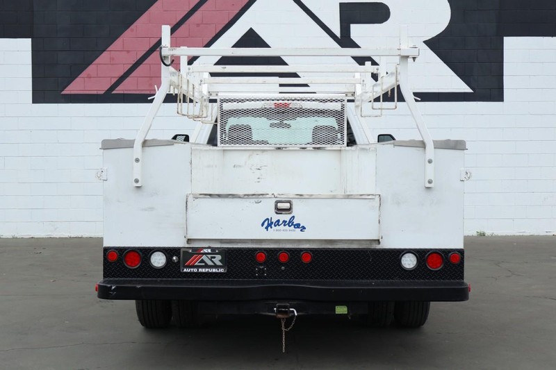 Ford Super Duty F-350 DRW Vehicle Full-screen Gallery Image 10