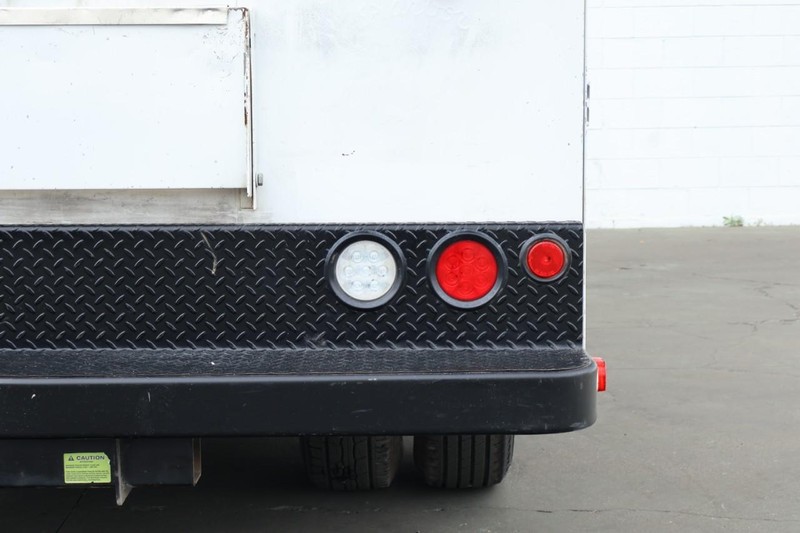 Ford Super Duty F-350 DRW Vehicle Full-screen Gallery Image 11