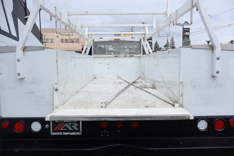 Ford Super Duty F-350 DRW Vehicle Full-screen Gallery Image 13