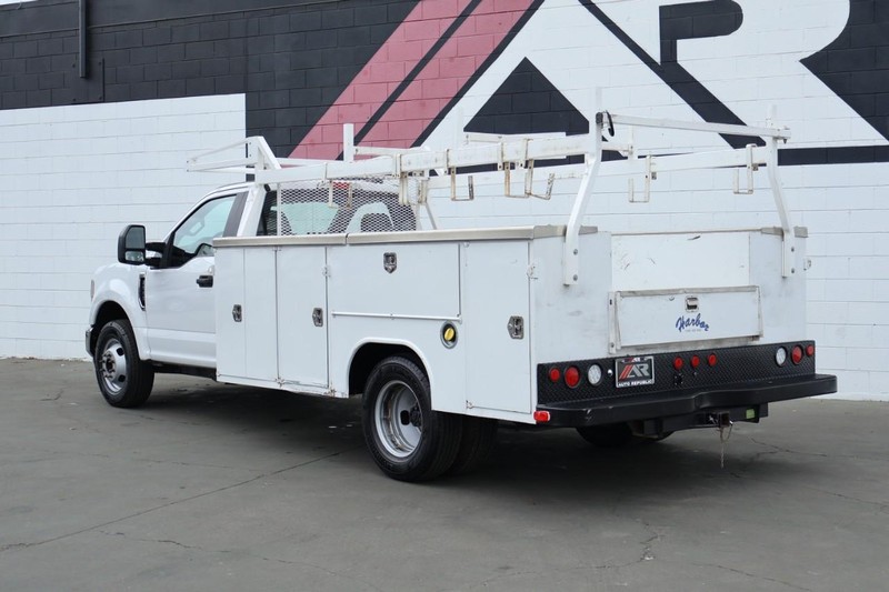 Ford Super Duty F-350 DRW Vehicle Full-screen Gallery Image 14