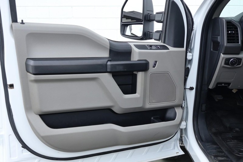 Ford Super Duty F-350 DRW Vehicle Full-screen Gallery Image 22