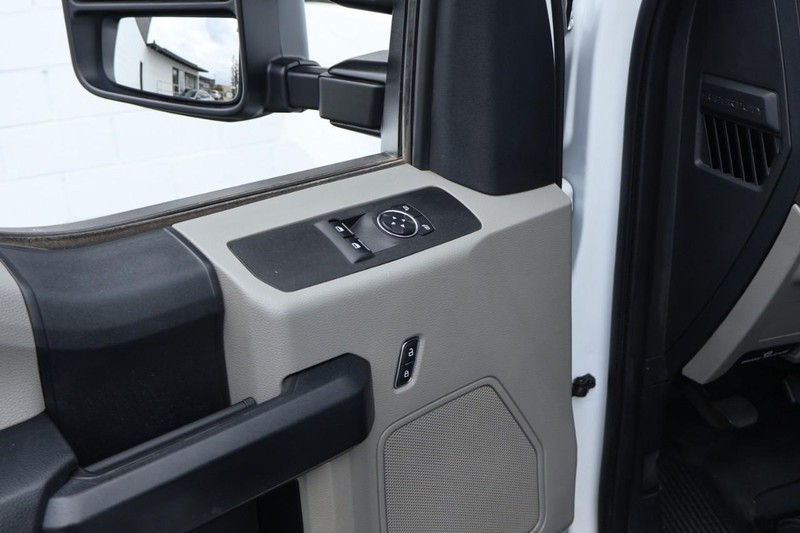 Ford Super Duty F-350 DRW Vehicle Full-screen Gallery Image 23