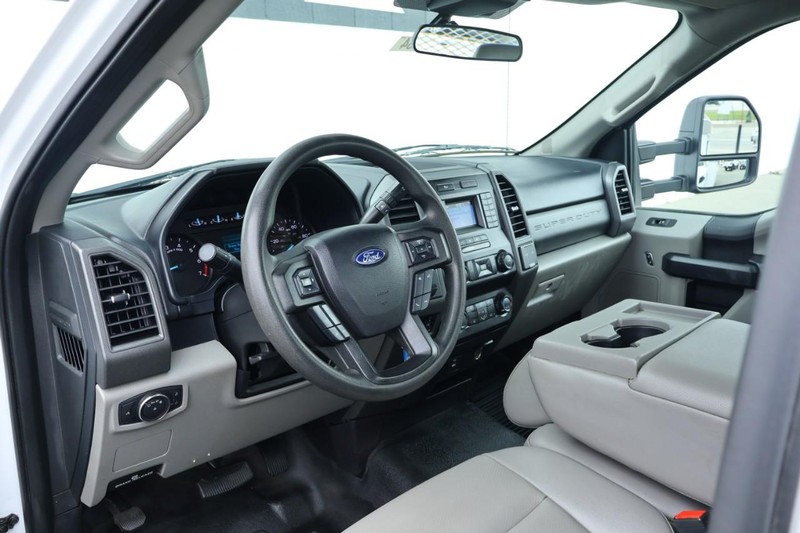 Ford Super Duty F-350 DRW Vehicle Full-screen Gallery Image 24