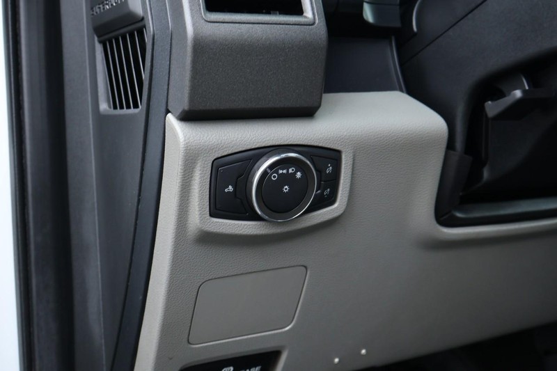 Ford Super Duty F-350 DRW Vehicle Full-screen Gallery Image 25