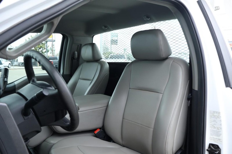 Ford Super Duty F-350 DRW Vehicle Full-screen Gallery Image 26