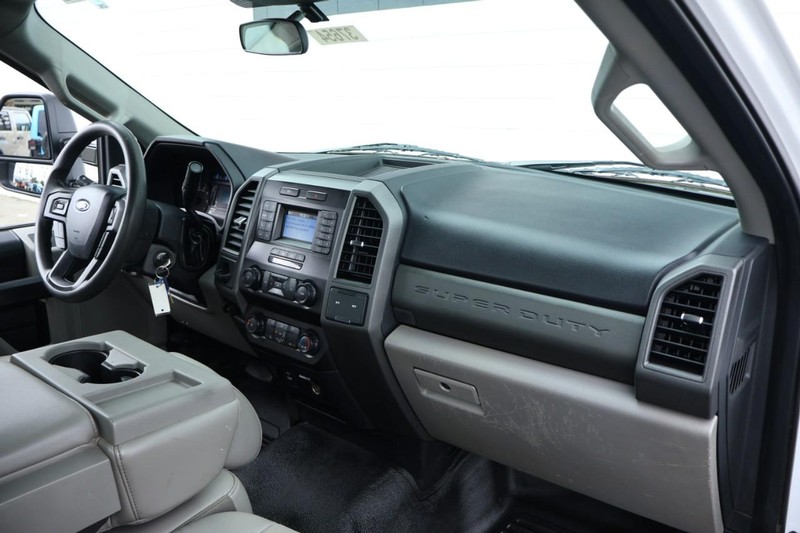 Ford Super Duty F-350 DRW Vehicle Full-screen Gallery Image 28