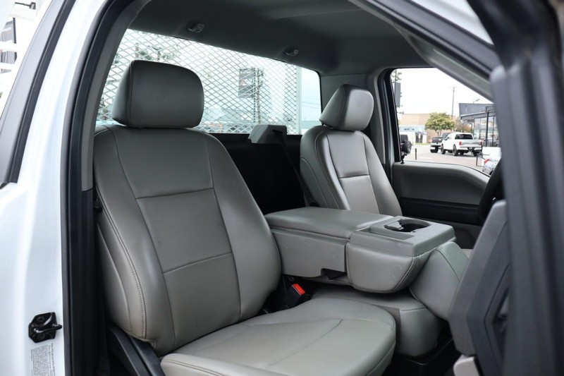 Ford Super Duty F-350 DRW Vehicle Full-screen Gallery Image 29