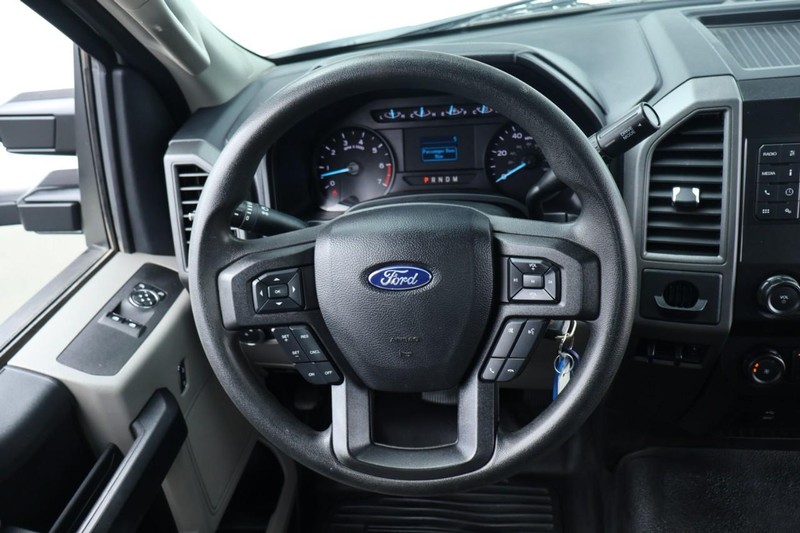 Ford Super Duty F-350 DRW Vehicle Full-screen Gallery Image 31