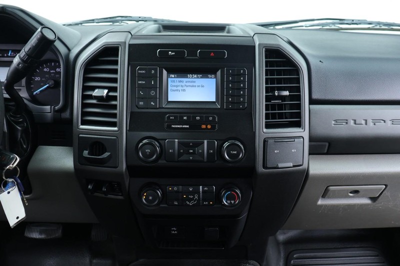 Ford Super Duty F-350 DRW Vehicle Full-screen Gallery Image 32