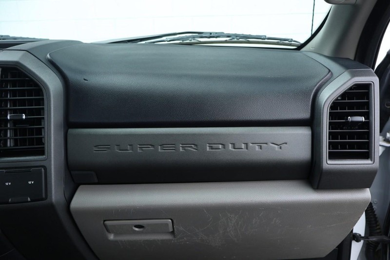 Ford Super Duty F-350 DRW Vehicle Full-screen Gallery Image 33