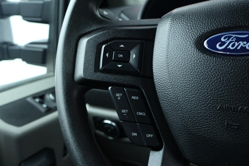 Ford Super Duty F-350 DRW Vehicle Full-screen Gallery Image 35