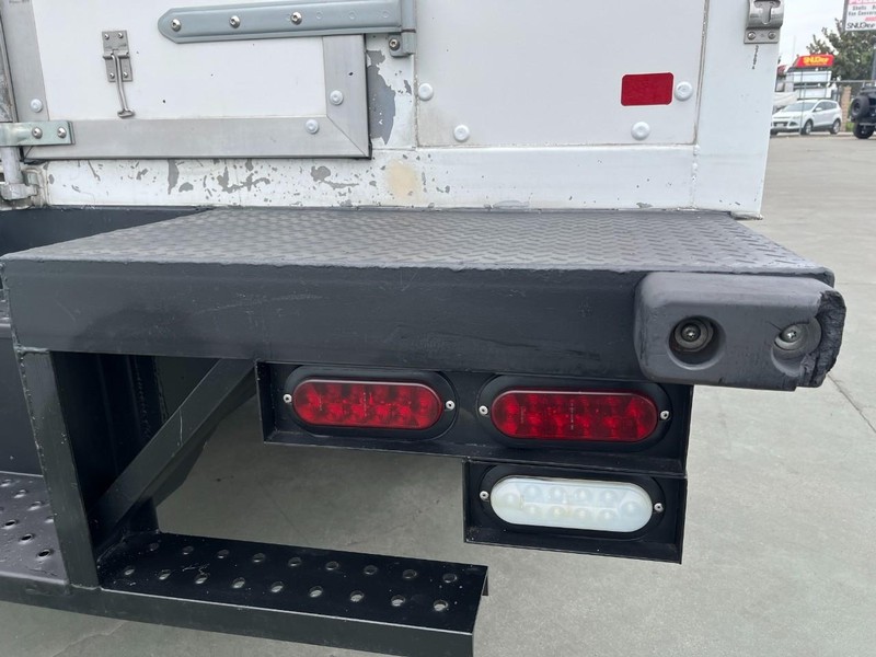 Mitsubishi FUSO FE180 Vehicle Full-screen Gallery Image 07