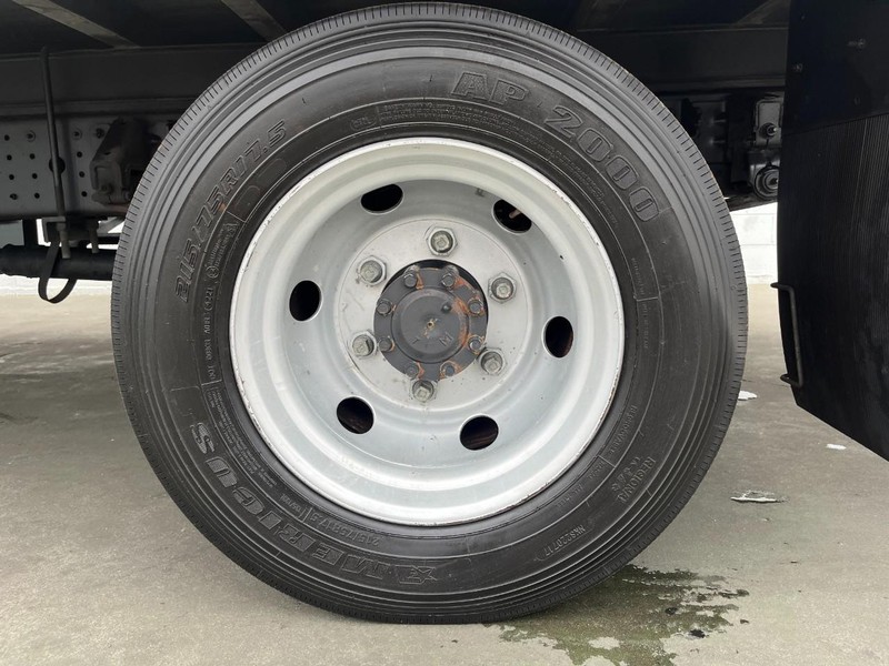 Mitsubishi FUSO FE180 Vehicle Full-screen Gallery Image 12