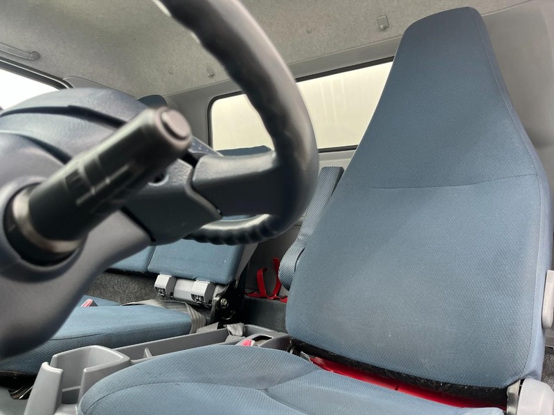 Mitsubishi FUSO FE180 Vehicle Full-screen Gallery Image 15