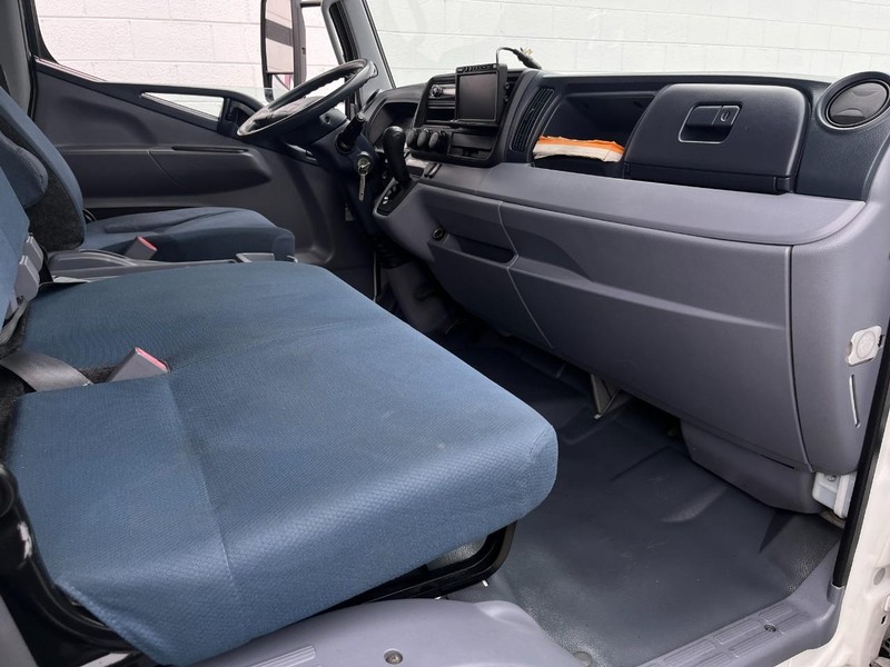 Mitsubishi FUSO FE180 Vehicle Full-screen Gallery Image 16