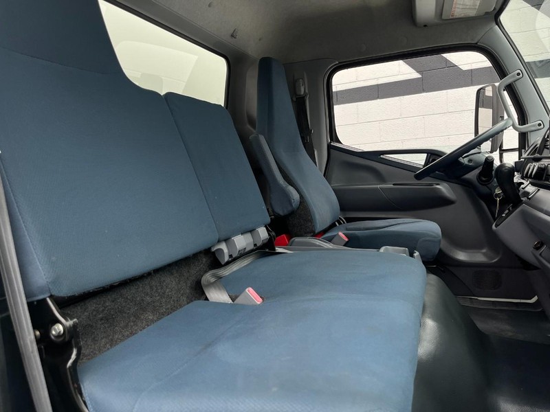 Mitsubishi FUSO FE180 Vehicle Full-screen Gallery Image 17