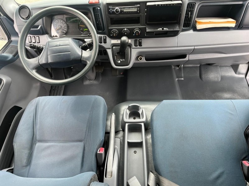 Mitsubishi FUSO FE180 Vehicle Full-screen Gallery Image 18