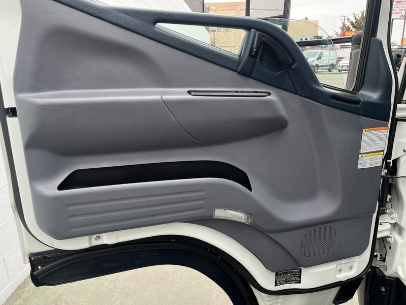 Mitsubishi FUSO FE180 Vehicle Full-screen Gallery Image 23