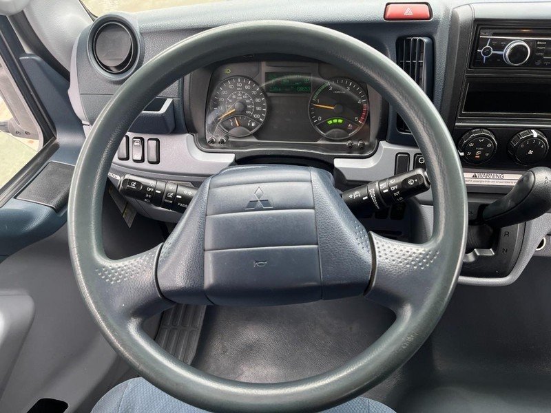 Mitsubishi FUSO FE180 Vehicle Full-screen Gallery Image 26