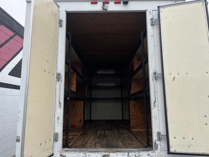 Mitsubishi FUSO FE180 Vehicle Full-screen Gallery Image 28