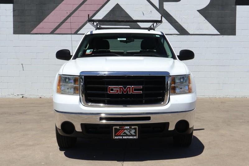 GMC Sierra 2500HD Vehicle Full-screen Gallery Image 03