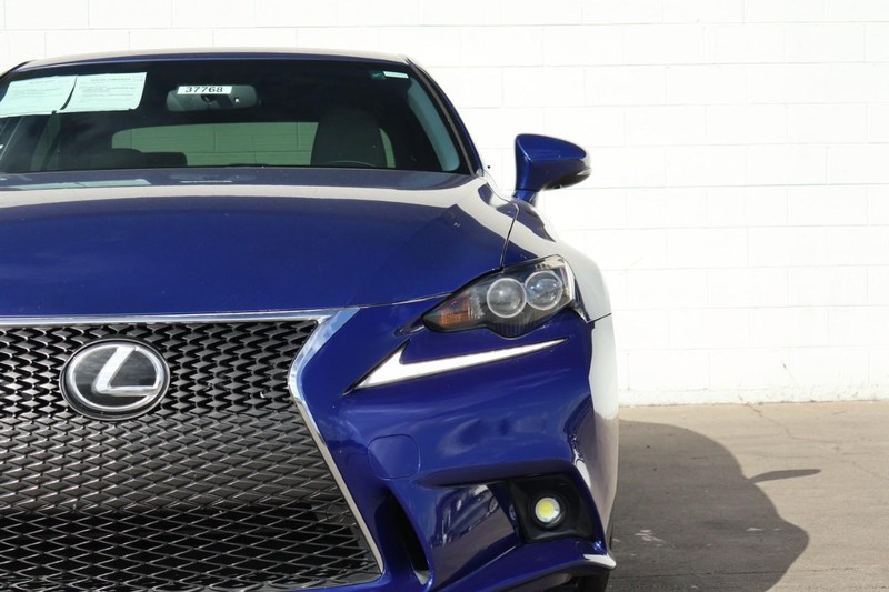 Lexus IS 350 Vehicle Full-screen Gallery Image 03