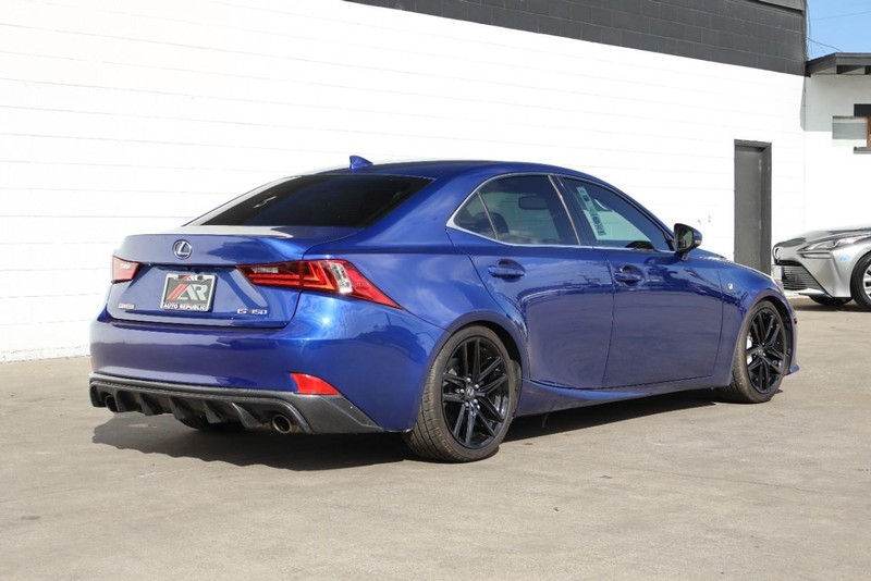 Lexus IS 350 Vehicle Full-screen Gallery Image 05