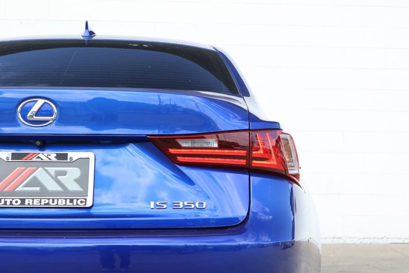 Lexus IS 350 Vehicle Full-screen Gallery Image 07