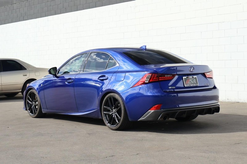 Lexus IS 350 Vehicle Full-screen Gallery Image 11