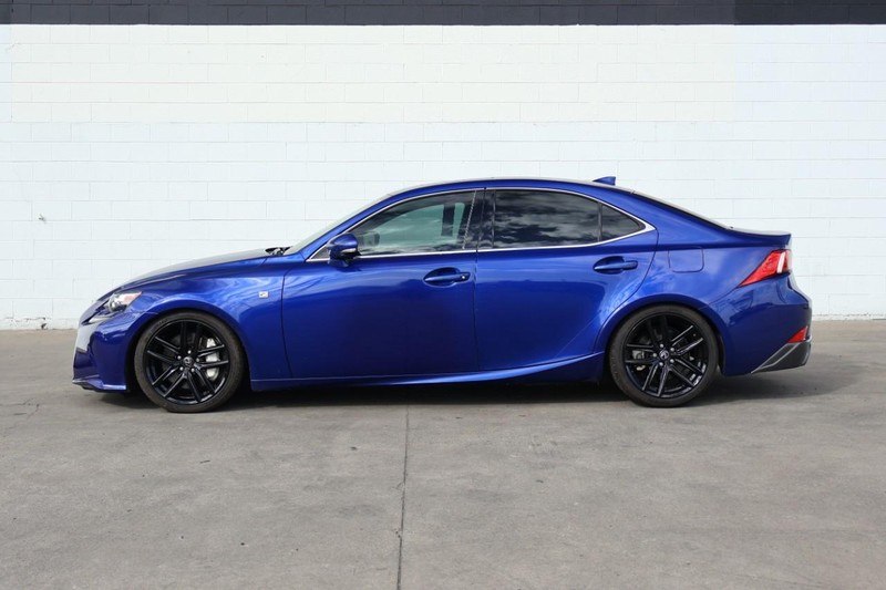 Lexus IS 350 Vehicle Full-screen Gallery Image 12