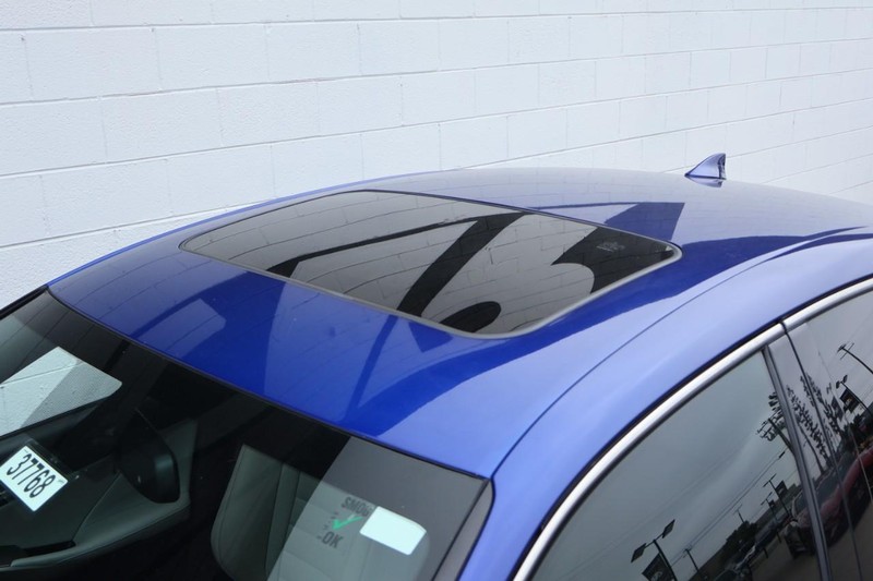 Lexus IS 350 Vehicle Full-screen Gallery Image 14