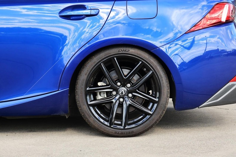 Lexus IS 350 Vehicle Full-screen Gallery Image 16