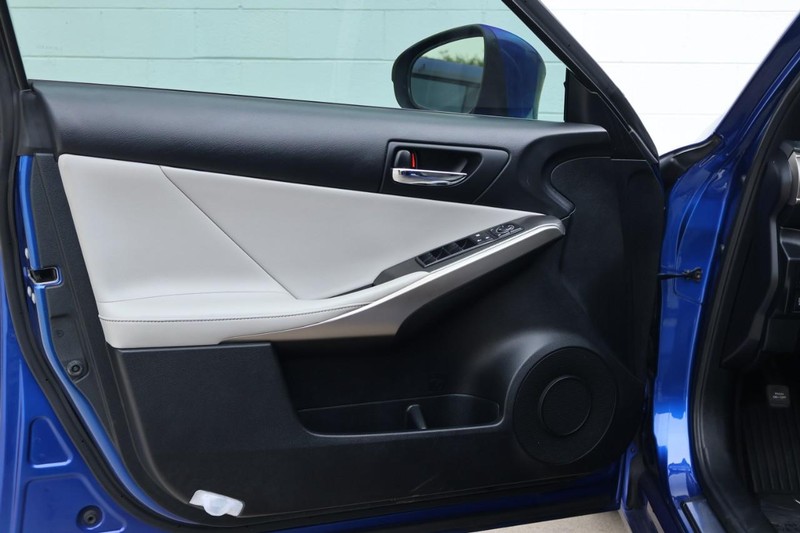 Lexus IS 350 Vehicle Full-screen Gallery Image 17