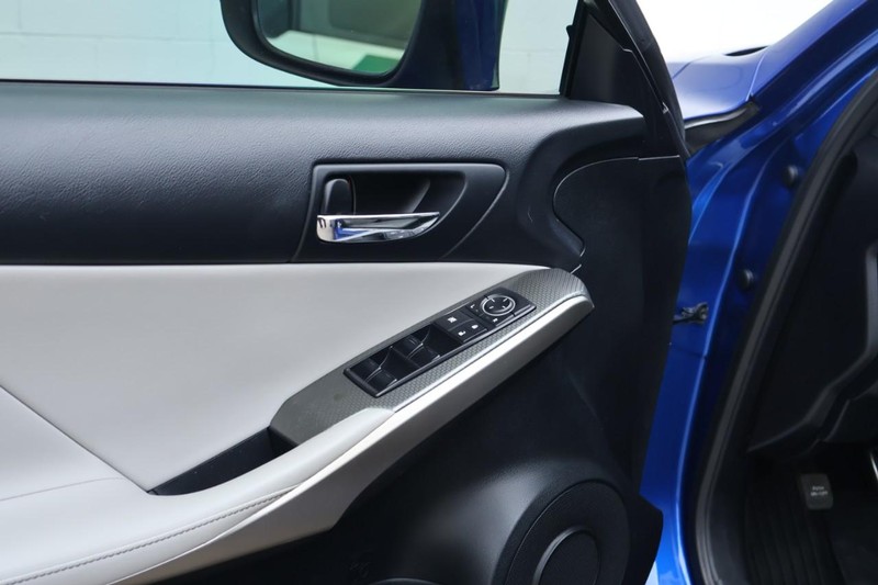 Lexus IS 350 Vehicle Full-screen Gallery Image 18