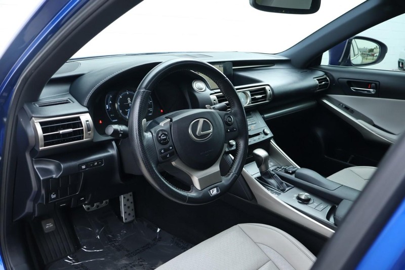 Lexus IS 350 Vehicle Full-screen Gallery Image 19