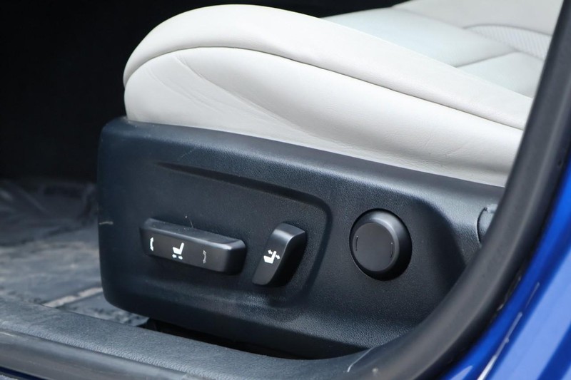 Lexus IS 350 Vehicle Full-screen Gallery Image 20