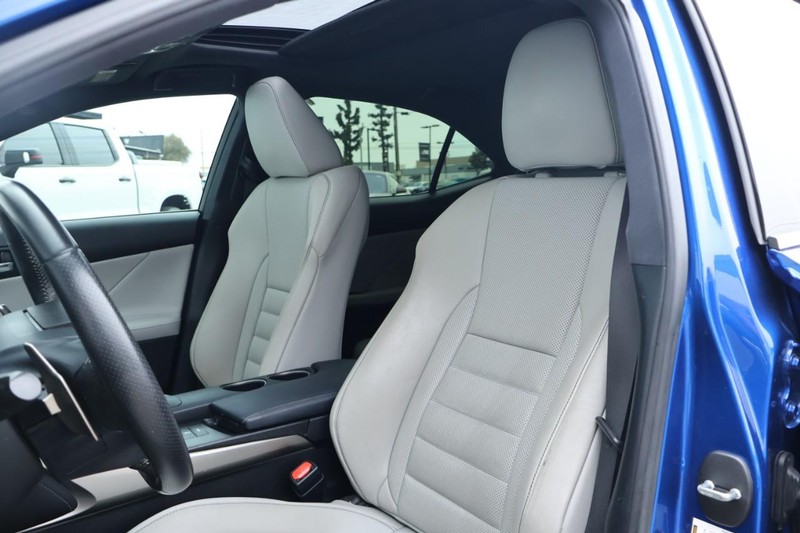 Lexus IS 350 Vehicle Full-screen Gallery Image 21