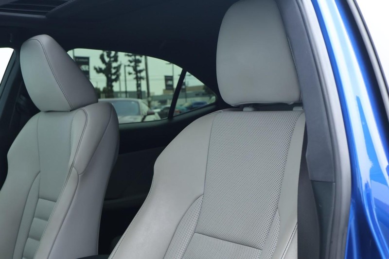 Lexus IS 350 Vehicle Full-screen Gallery Image 22