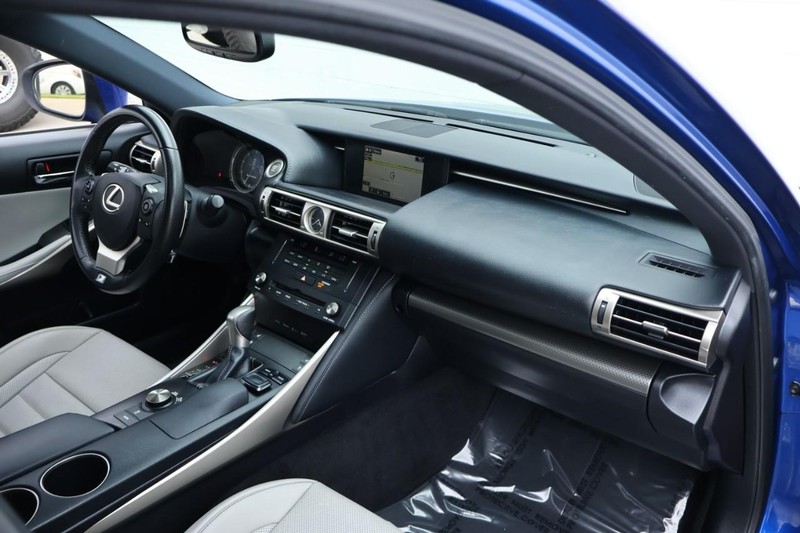 Lexus IS 350 Vehicle Full-screen Gallery Image 23