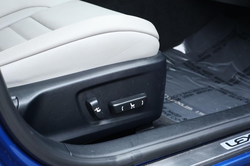 Lexus IS 350 Vehicle Full-screen Gallery Image 24