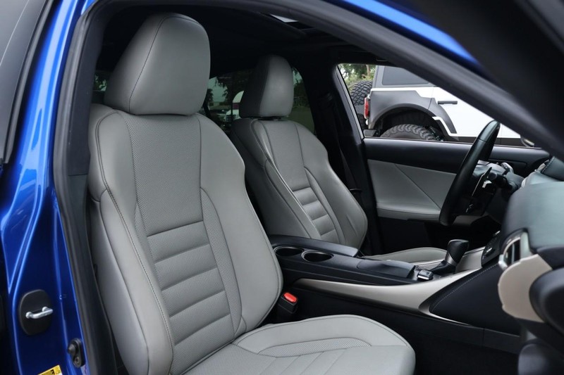 Lexus IS 350 Vehicle Full-screen Gallery Image 25