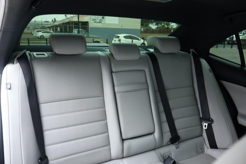 Lexus IS 350 Vehicle Full-screen Gallery Image 26