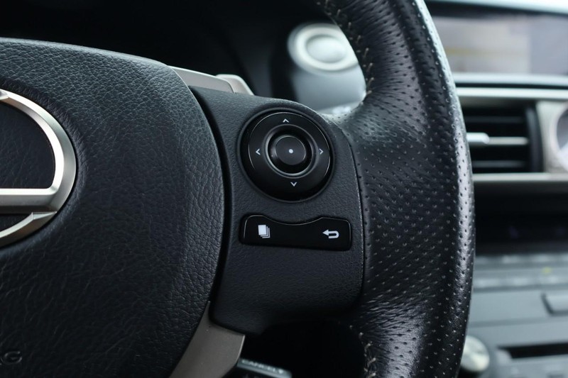 Lexus IS 350 Vehicle Full-screen Gallery Image 31