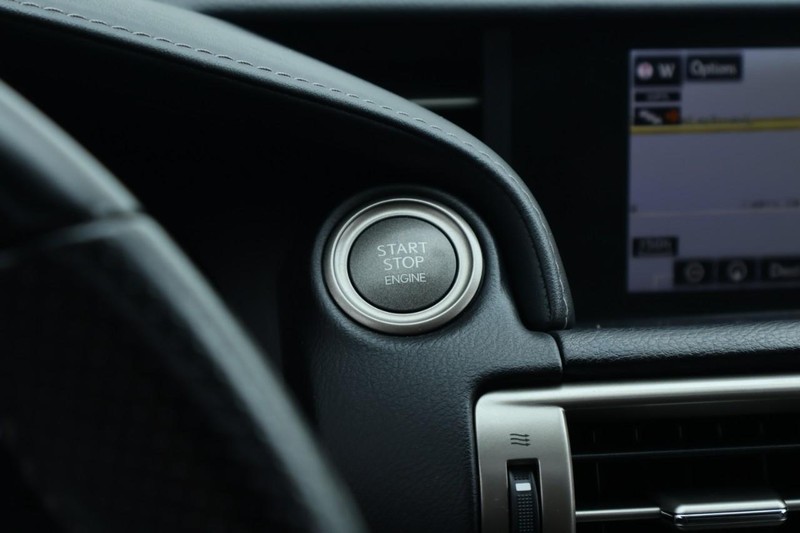 Lexus IS 350 Vehicle Full-screen Gallery Image 32