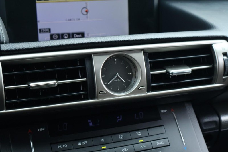 Lexus IS 350 Vehicle Full-screen Gallery Image 36