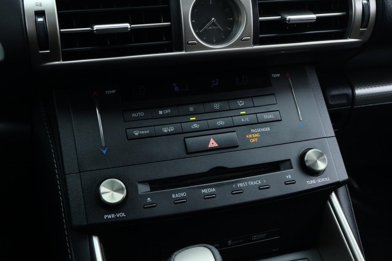 Lexus IS 350 Vehicle Full-screen Gallery Image 37